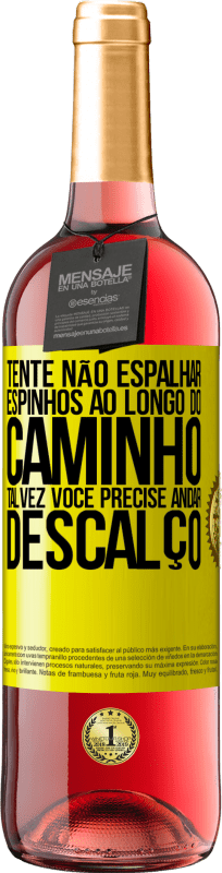 29,95 € Envio grátis | Vinho rosé Edição ROSÉ Tente não espalhar espinhos ao longo do caminho, talvez você precise andar descalço Etiqueta Amarela. Etiqueta personalizável Vinho jovem Colheita 2024 Tempranillo