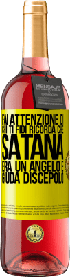 29,95 € Spedizione Gratuita | Vino rosato Edizione ROSÉ Fai attenzione di chi ti fidi. Ricorda che Satana era un angelo e Giuda discepolo Etichetta Gialla. Etichetta personalizzabile Vino giovane Raccogliere 2023 Tempranillo