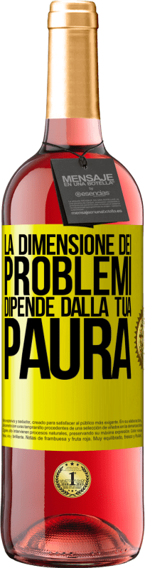 29,95 € Spedizione Gratuita | Vino rosato Edizione ROSÉ La dimensione dei problemi dipende dalla tua paura Etichetta Gialla. Etichetta personalizzabile Vino giovane Raccogliere 2025 Tempranillo
