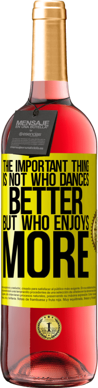 29,95 € 免费送货 | 桃红葡萄酒 ROSÉ版 重要的不是谁跳得更好，而是谁喜欢得更多 黄色标签. 可自定义的标签 青年酒 收成 2025 Tempranillo