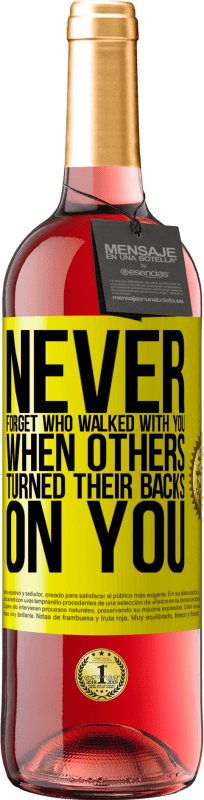 29,95 € Free Shipping | Rosé Wine ROSÉ Edition Never forget who walked with you when others turned their backs on you Yellow Label. Customizable label Young wine Harvest 2023 Tempranillo