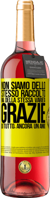 29,95 € Spedizione Gratuita | Vino rosato Edizione ROSÉ Non siamo dello stesso raccolto, ma della stessa varietà. Grazie di tutto, ancora un anno Etichetta Gialla. Etichetta personalizzabile Vino giovane Raccogliere 2024 Tempranillo