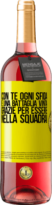 29,95 € Spedizione Gratuita | Vino rosato Edizione ROSÉ Con te ogni sfida è una battaglia vinta. Grazie per essere nella squadra! Etichetta Gialla. Etichetta personalizzabile Vino giovane Raccogliere 2025 Tempranillo