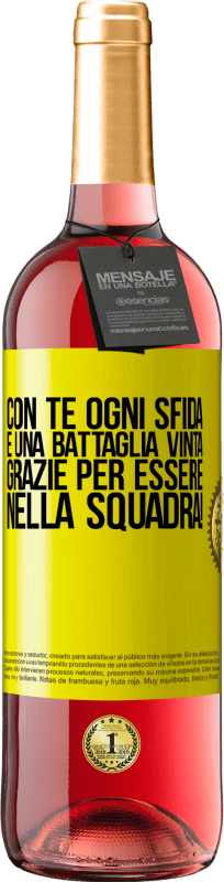 29,95 € Spedizione Gratuita | Vino rosato Edizione ROSÉ Con te ogni sfida è una battaglia vinta. Grazie per essere nella squadra! Etichetta Gialla. Etichetta personalizzabile Vino giovane Raccogliere 2024 Tempranillo