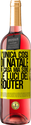 29,95 € Spedizione Gratuita | Vino rosato Edizione ROSÉ L'unica cosa di Natale in casa mia sono le luci del router Etichetta Gialla. Etichetta personalizzabile Vino giovane Raccogliere 2023 Tempranillo