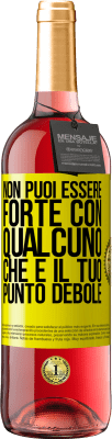 29,95 € Spedizione Gratuita | Vino rosato Edizione ROSÉ Non puoi essere forte con qualcuno che è il tuo punto debole Etichetta Gialla. Etichetta personalizzabile Vino giovane Raccogliere 2024 Tempranillo