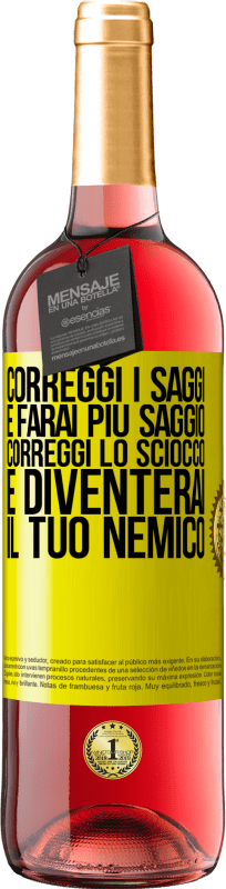 29,95 € Spedizione Gratuita | Vino rosato Edizione ROSÉ Correggi i saggi e farai più saggio, correggi lo sciocco e diventerai il tuo nemico Etichetta Gialla. Etichetta personalizzabile Vino giovane Raccogliere 2024 Tempranillo