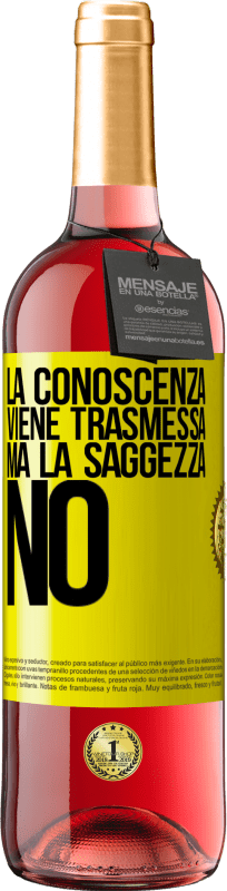 29,95 € Spedizione Gratuita | Vino rosato Edizione ROSÉ La conoscenza viene trasmessa, ma la saggezza no Etichetta Gialla. Etichetta personalizzabile Vino giovane Raccogliere 2024 Tempranillo