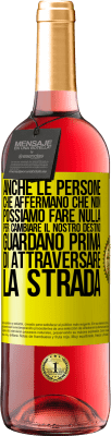 29,95 € Spedizione Gratuita | Vino rosato Edizione ROSÉ Anche le persone che affermano che non possiamo fare nulla per cambiare il nostro destino, guardano prima di attraversare la Etichetta Gialla. Etichetta personalizzabile Vino giovane Raccogliere 2024 Tempranillo