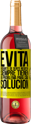 29,95 € Envío gratis | Vino Rosado Edición ROSÉ Evita rodearte de gente negativa. Siempre tienen un problema para cada solución Etiqueta Amarilla. Etiqueta personalizable Vino joven Cosecha 2024 Tempranillo