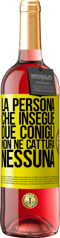 29,95 € Spedizione Gratuita | Vino rosato Edizione ROSÉ La persona che insegue due conigli non ne cattura nessuna Etichetta Gialla. Etichetta personalizzabile Vino giovane Raccogliere 2024 Tempranillo