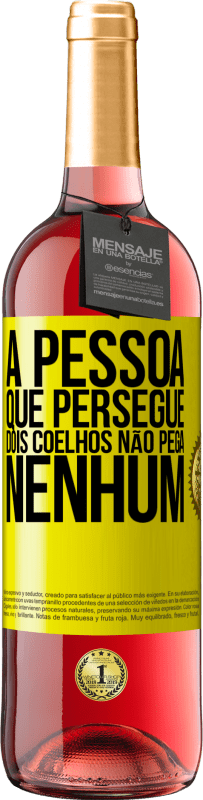 29,95 € Envio grátis | Vinho rosé Edição ROSÉ A pessoa que persegue dois coelhos não pega nenhum Etiqueta Amarela. Etiqueta personalizável Vinho jovem Colheita 2024 Tempranillo