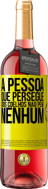 29,95 € Envio grátis | Vinho rosé Edição ROSÉ A pessoa que persegue dois coelhos não pega nenhum Etiqueta Amarela. Etiqueta personalizável Vinho jovem Colheita 2025 Tempranillo