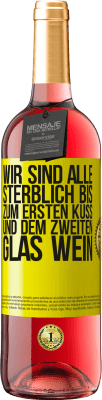 29,95 € Kostenloser Versand | Roséwein ROSÉ Ausgabe Wir sind alle sterblich bis zum ersten Kuss und dem zweiten Glas Wein Gelbes Etikett. Anpassbares Etikett Junger Wein Ernte 2024 Tempranillo