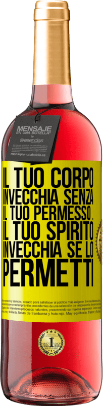 29,95 € Spedizione Gratuita | Vino rosato Edizione ROSÉ Il tuo corpo invecchia senza il tuo permesso ... Il tuo spirito invecchia se lo permetti Etichetta Gialla. Etichetta personalizzabile Vino giovane Raccogliere 2024 Tempranillo