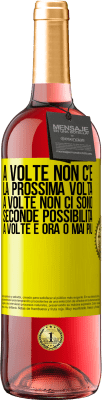 29,95 € Spedizione Gratuita | Vino rosato Edizione ROSÉ A volte non c'è la prossima volta. A volte non ci sono seconde possibilità. A volte è ora o mai più Etichetta Gialla. Etichetta personalizzabile Vino giovane Raccogliere 2024 Tempranillo