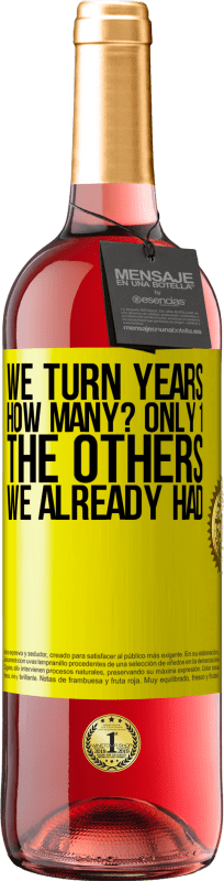 29,95 € Бесплатная доставка | Розовое вино Издание ROSÉ Мы поворачиваем годы. Сколько? только 1. остальные у нас уже были Желтая этикетка. Настраиваемая этикетка Молодое вино Урожай 2023 Tempranillo