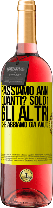 29,95 € Spedizione Gratuita | Vino rosato Edizione ROSÉ Passiamo anni. Quanti? solo 1. Gli altri che abbiamo già avuto Etichetta Gialla. Etichetta personalizzabile Vino giovane Raccogliere 2024 Tempranillo