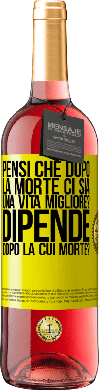 29,95 € Spedizione Gratuita | Vino rosato Edizione ROSÉ pensi che dopo la morte ci sia una vita migliore? Dipende, dopo la cui morte? Etichetta Gialla. Etichetta personalizzabile Vino giovane Raccogliere 2024 Tempranillo