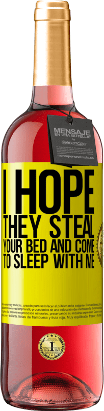 29,95 € 送料無料 | ロゼワイン ROSÉエディション 彼らがあなたのベッドを盗み、私と一緒に寝ることを願っています 黄色のラベル. カスタマイズ可能なラベル 若いワイン 収穫 2023 Tempranillo