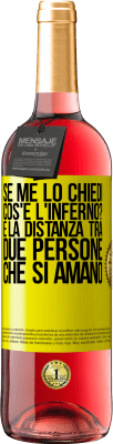 29,95 € Spedizione Gratuita | Vino rosato Edizione ROSÉ Se me lo chiedi, cos'è l'inferno? È la distanza tra due persone che si amano Etichetta Gialla. Etichetta personalizzabile Vino giovane Raccogliere 2023 Tempranillo