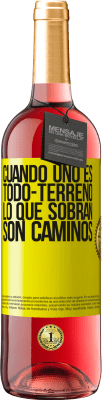 29,95 € Envío gratis | Vino Rosado Edición ROSÉ Cuando uno es todo-terreno, lo que sobran son caminos Etiqueta Amarilla. Etiqueta personalizable Vino joven Cosecha 2024 Tempranillo