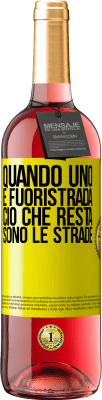 29,95 € Spedizione Gratuita | Vino rosato Edizione ROSÉ Quando uno è fuoristrada, ciò che resta sono le strade Etichetta Gialla. Etichetta personalizzabile Vino giovane Raccogliere 2024 Tempranillo