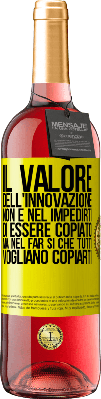 29,95 € Spedizione Gratuita | Vino rosato Edizione ROSÉ Il valore dell'innovazione non è nel impedirti di essere copiato, ma nel far sì che tutti vogliano copiarti Etichetta Gialla. Etichetta personalizzabile Vino giovane Raccogliere 2024 Tempranillo