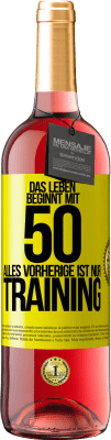 29,95 € Kostenloser Versand | Roséwein ROSÉ Ausgabe Das Leben beginnt mit 50, alles Vorherige ist nur Training Gelbes Etikett. Anpassbares Etikett Junger Wein Ernte 2024 Tempranillo