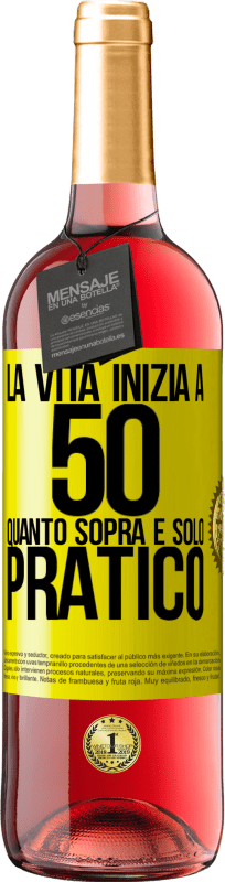 29,95 € Spedizione Gratuita | Vino rosato Edizione ROSÉ La vita inizia a 50 anni, quanto sopra è solo pratico Etichetta Gialla. Etichetta personalizzabile Vino giovane Raccogliere 2024 Tempranillo