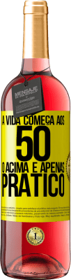 29,95 € Envio grátis | Vinho rosé Edição ROSÉ A vida começa aos 50 anos, o acima é apenas prático Etiqueta Amarela. Etiqueta personalizável Vinho jovem Colheita 2025 Tempranillo
