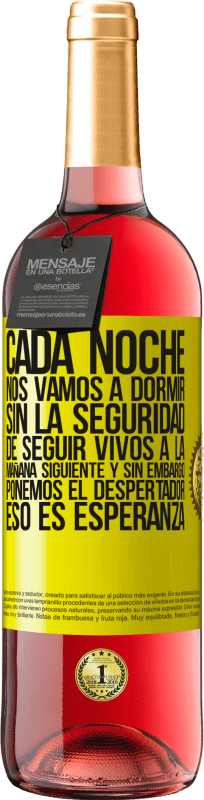 29,95 € Envío gratis | Vino Rosado Edición ROSÉ Cada noche nos vamos a dormir sin la seguridad de seguir vivos a la mañana siguiente y, sin embargo, ponemos el despertador Etiqueta Amarilla. Etiqueta personalizable Vino joven Cosecha 2025 Tempranillo