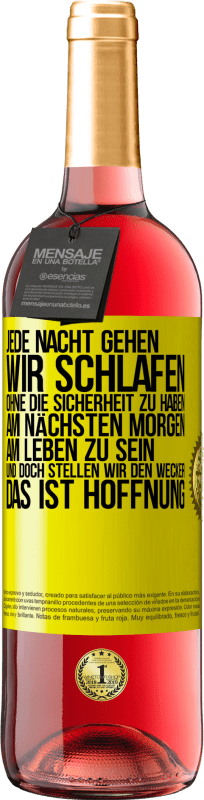 29,95 € Kostenloser Versand | Roséwein ROSÉ Ausgabe Jede Nacht gehen wir schlafen, ohne die Sicherheit zu haben, am nächsten Morgen am Leben zu sein, und doch stellen wir den Wecke Gelbes Etikett. Anpassbares Etikett Junger Wein Ernte 2024 Tempranillo