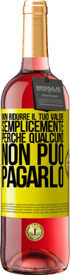 29,95 € Spedizione Gratuita | Vino rosato Edizione ROSÉ Non ridurre il tuo valore semplicemente perché qualcuno non può pagarlo Etichetta Gialla. Etichetta personalizzabile Vino giovane Raccogliere 2024 Tempranillo