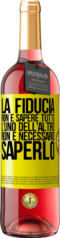 29,95 € Spedizione Gratuita | Vino rosato Edizione ROSÉ La fiducia non è sapere tutto l'uno dell'altro. Non è necessario saperlo Etichetta Gialla. Etichetta personalizzabile Vino giovane Raccogliere 2024 Tempranillo