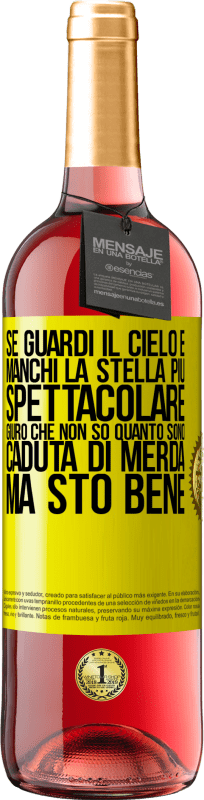 29,95 € Spedizione Gratuita | Vino rosato Edizione ROSÉ Se guardi il cielo e manchi la stella più spettacolare, giuro che non so quanto sono caduta di merda, ma sto bene Etichetta Gialla. Etichetta personalizzabile Vino giovane Raccogliere 2024 Tempranillo