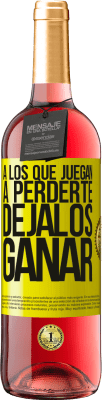 29,95 € Envío gratis | Vino Rosado Edición ROSÉ A los que juegan a perderte, déjalos ganar Etiqueta Amarilla. Etiqueta personalizable Vino joven Cosecha 2025 Tempranillo