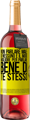 29,95 € Spedizione Gratuita | Vino rosato Edizione ROSÉ Non parlare male di nessuno è il modo migliore per parlare bene di te stesso Etichetta Gialla. Etichetta personalizzabile Vino giovane Raccogliere 2023 Tempranillo