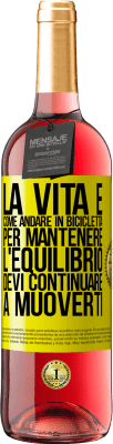 29,95 € Spedizione Gratuita | Vino rosato Edizione ROSÉ La vita è come andare in bicicletta. Per mantenere l'equilibrio devi continuare a muoverti Etichetta Gialla. Etichetta personalizzabile Vino giovane Raccogliere 2023 Tempranillo