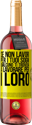 29,95 € Spedizione Gratuita | Vino rosato Edizione ROSÉ Se non lavori per i tuoi sogni, qualcuno ti troverà a lavorare per i loro Etichetta Gialla. Etichetta personalizzabile Vino giovane Raccogliere 2024 Tempranillo