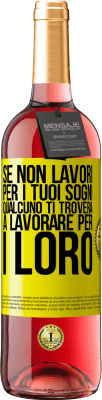 29,95 € Spedizione Gratuita | Vino rosato Edizione ROSÉ Se non lavori per i tuoi sogni, qualcuno ti troverà a lavorare per i loro Etichetta Gialla. Etichetta personalizzabile Vino giovane Raccogliere 2025 Tempranillo