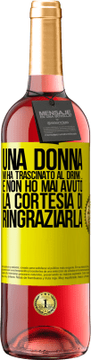 29,95 € Spedizione Gratuita | Vino rosato Edizione ROSÉ Una donna mi ha trascinato al drink ... E non ho mai avuto la cortesia di ringraziarla Etichetta Gialla. Etichetta personalizzabile Vino giovane Raccogliere 2023 Tempranillo