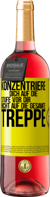 29,95 € Kostenloser Versand | Roséwein ROSÉ Ausgabe Konzentriere dich auf die Stufe vor dir, nicht auf die gesamte Treppe Gelbes Etikett. Anpassbares Etikett Junger Wein Ernte 2024 Tempranillo