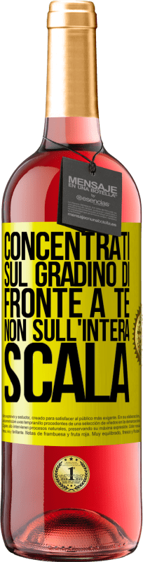 29,95 € Spedizione Gratuita | Vino rosato Edizione ROSÉ Concentrati sul gradino di fronte a te, non sull'intera scala Etichetta Gialla. Etichetta personalizzabile Vino giovane Raccogliere 2024 Tempranillo