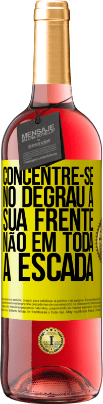 29,95 € Envio grátis | Vinho rosé Edição ROSÉ Concentre-se no degrau à sua frente, não em toda a escada Etiqueta Amarela. Etiqueta personalizável Vinho jovem Colheita 2024 Tempranillo