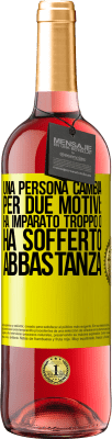 29,95 € Spedizione Gratuita | Vino rosato Edizione ROSÉ Una persona cambia per due motivi: ha imparato troppo o ha sofferto abbastanza Etichetta Gialla. Etichetta personalizzabile Vino giovane Raccogliere 2023 Tempranillo