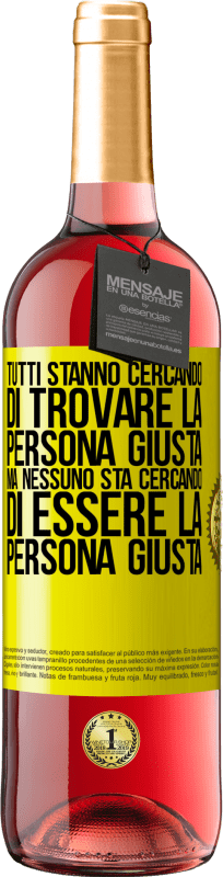 29,95 € Spedizione Gratuita | Vino rosato Edizione ROSÉ Tutti stanno cercando di trovare la persona giusta. Ma nessuno sta cercando di essere la persona giusta Etichetta Gialla. Etichetta personalizzabile Vino giovane Raccogliere 2024 Tempranillo