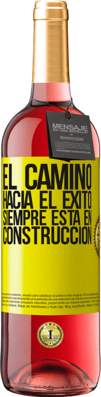 29,95 € Envío gratis | Vino Rosado Edición ROSÉ El camino hacia el éxito siempre está en construcción Etiqueta Amarilla. Etiqueta personalizable Vino joven Cosecha 2024 Tempranillo