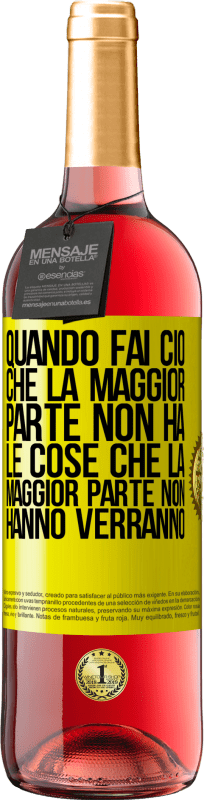 29,95 € Spedizione Gratuita | Vino rosato Edizione ROSÉ Quando fai ciò che la maggior parte non ha, le cose che la maggior parte non hanno verranno Etichetta Gialla. Etichetta personalizzabile Vino giovane Raccogliere 2024 Tempranillo