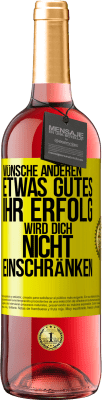 29,95 € Kostenloser Versand | Roséwein ROSÉ Ausgabe Wünsche anderen etwas Gutes, ihr Erfolg wird dich nicht einschränken Gelbes Etikett. Anpassbares Etikett Junger Wein Ernte 2023 Tempranillo